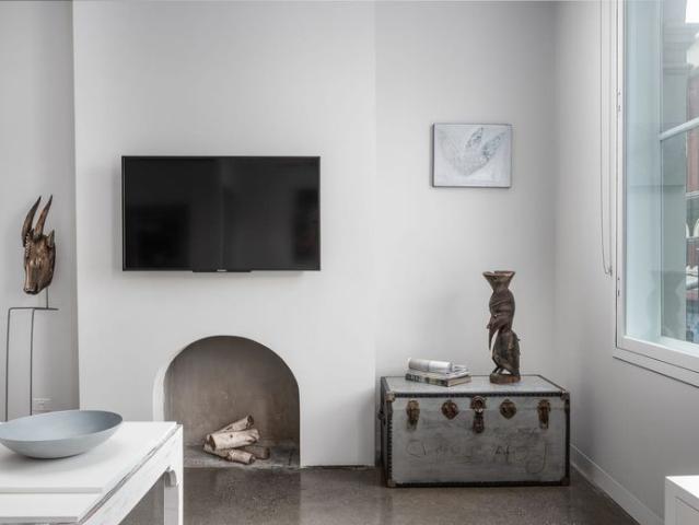 BRILLIANT LOCATION ~ STYLISH HERITAGE CONTEMPORARY APARTMENT