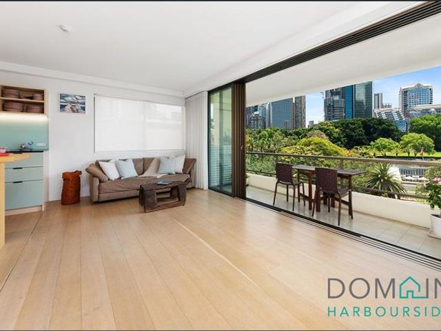 BRILLIANT LOCATION WITH PANORAMIC WATER & CBD VIEWS