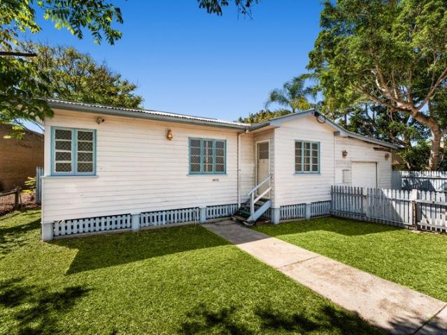 Bring your plans, Bring your vision Bayside living with exciting development potential!