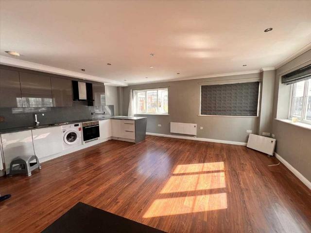 Brisbane Court, Buckingham Gardens. 1 bed apartment to rent £1,250 pcm £288 pw