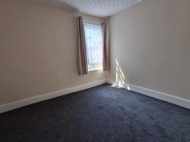 Brisbane Road, Ilford IG1 3 bed flat to rent £2,500 pcm £577 pw