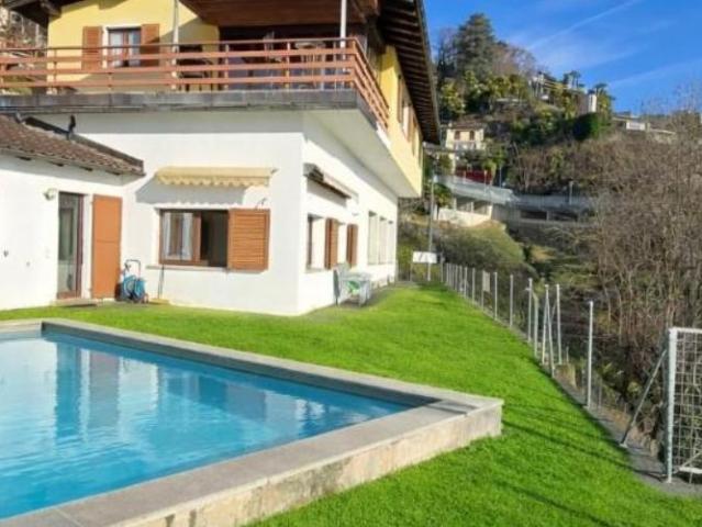 Brissago Zweifamilienhaus mit Seesicht, Pool und grossem Entwicklungspotenzial