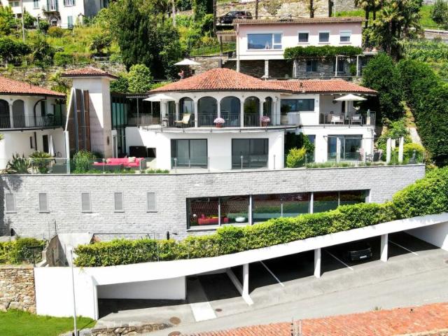 Brissago Moderne Villa mit Aufzug und Innenpool
