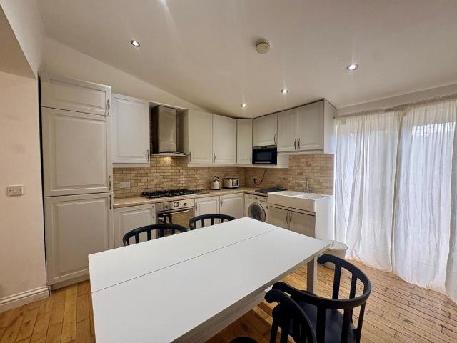 Bristol BS16 2 bed flat to rent £1,500 pcm £346 pw