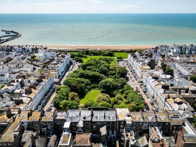 Bristol Gardens, Kemp Town, Brighton BN2, 1 bed flat to rent, £1,400 pcm | PrimeLocation