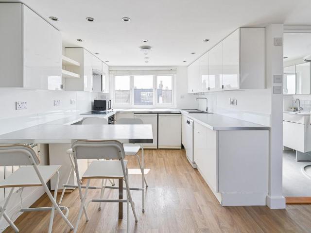 Bruce Road, Mitcham, CR4 3 bed maisonette to rent £2,500 pcm £577 pw