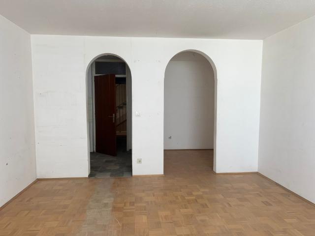Brück Immobilien Großzügiges 1 Zi. Appartement mit W Balkon zum Renovieren