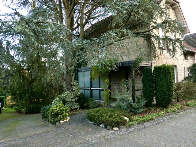 Bruchsteinhaus mit großem Garten
