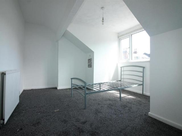 Brudenell Grove, Hyde Park, Leeds 2 bed flat to rent £1,343 pcm £310 pw