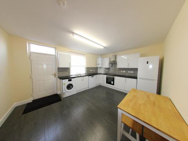 Brudenell Grove, Leeds LS6 6 bed terraced house to rent £3,536 pcm £816 pw