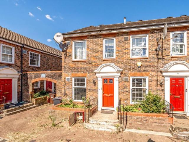 Brunel Close, Hounslow TW5 3 bed terraced house to rent £2,595 pcm £599 pw