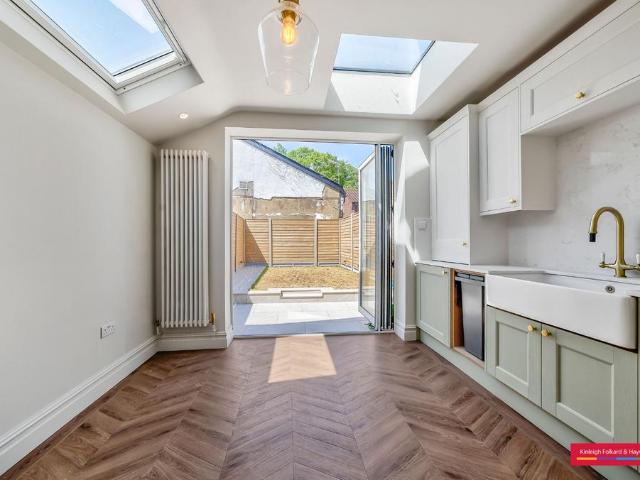 Brunswick Crescent, London, N11 4 bed semi detached house to rent £3,500 pcm £808 pw