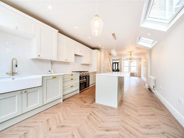 Brunswick Crescent, London, N11 4 bed semi detached house to rent £3,600 pcm £831 pw