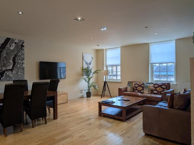 Brunswick Street, Edinburgh, EH7 2 bed flat to rent £2,225 pcm £513 pw