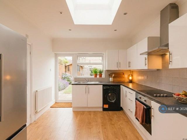Brunswick Park Road, London, N11 4 bed terraced house to rent £2,850 pcm £658 pw