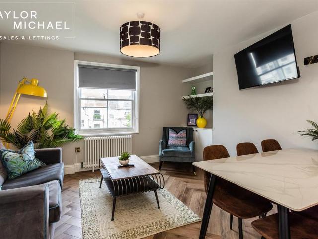 Brunswick Place, Hove 2 bed flat to rent £2,000 pcm £462 pw