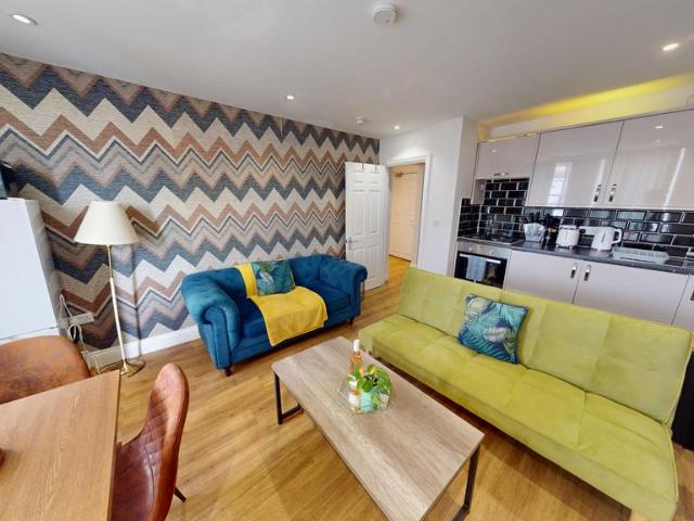 Brunswick Place, Hove, BN3 2 bed flat to rent £1,795 pcm £414 pw
