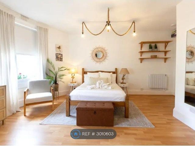 Brunswick Road, Hove BN3, Studio to rent, £1,250 pcm | PrimeLocation
