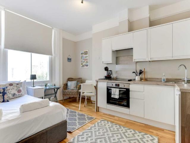 Brunswick Road, Hove BN3, Studio to rent, £1,950 pcm | PrimeLocation