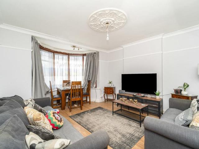 Brunswick Road, London, W5 5 bed semi detached house to rent £3,800 pcm £877 pw