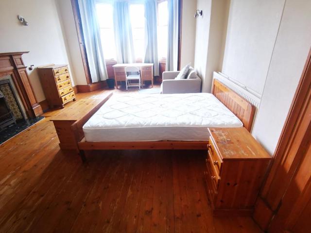 Bruntsfield Gardens, Edinburgh, EH10 4EA 4 bed flat to rent £3,130 pcm £722 pw