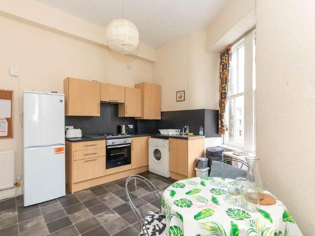 Bruntsfield Place, Edinburgh, EH10 3 bed flat to rent £2,795 pcm £645 pw