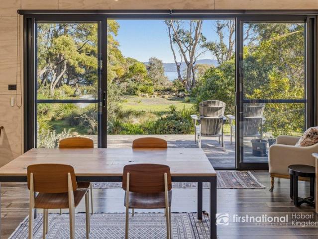 BRUNY BLACK BOX Absolute Beachfront Reserve Living