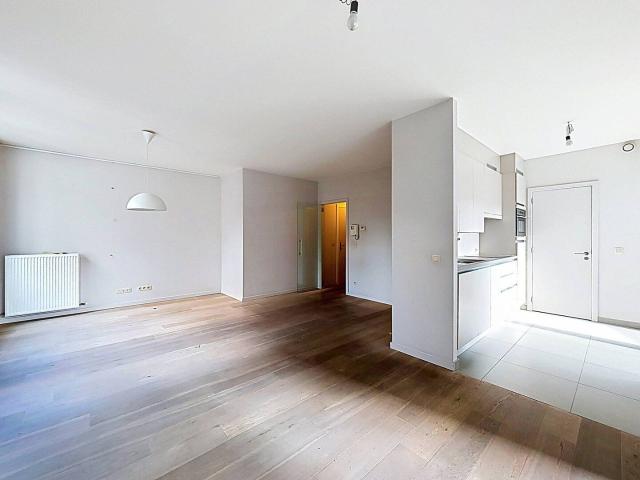 Brussels: 2 bedroom apartment + terrace + parking