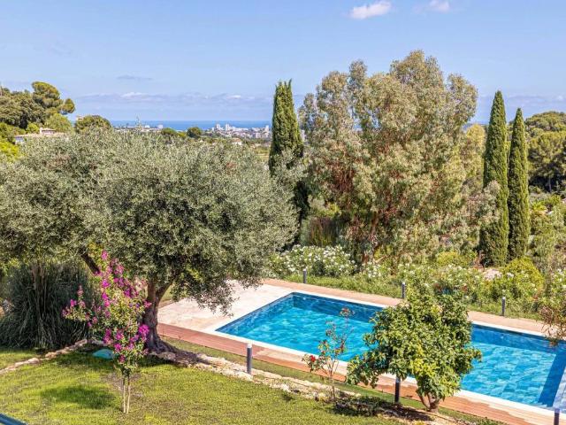 BRUSQUETS / RETENAOU MAISON RENOVEE AVEC VUE MER, DEPENDANCES ET PISCINE