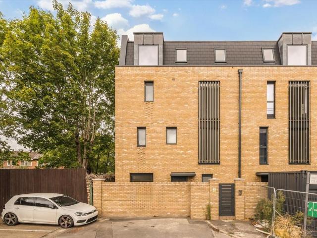 Bryanston Close, Norwood Green UB2 5 bed house to rent £4,000 pcm £923 pw