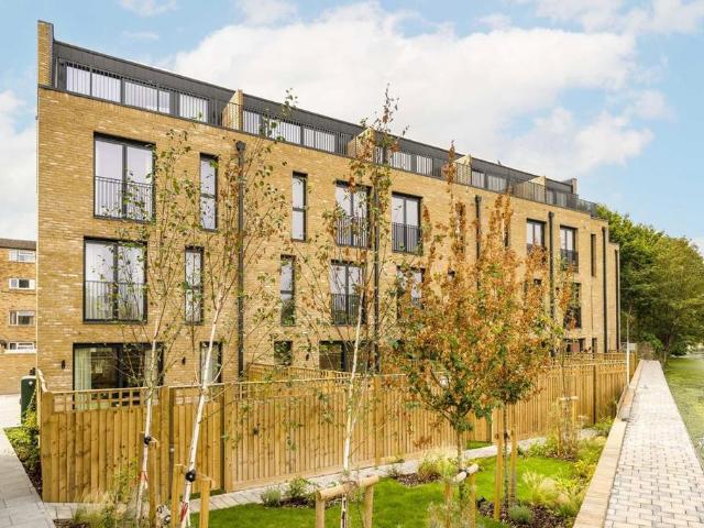Bryanston Close, Southall UB2 5 bed house to rent £4,000 pcm £923 pw