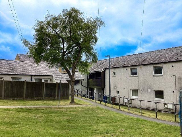 Bryn Llwyn, Penygroes, Caernarfon. 2 bed apartment to rent £451 pcm £104 pw