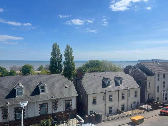 Bryn Road, Brynmill, Swansea, West. 3 bed flat to rent £425 pcm £98 pw