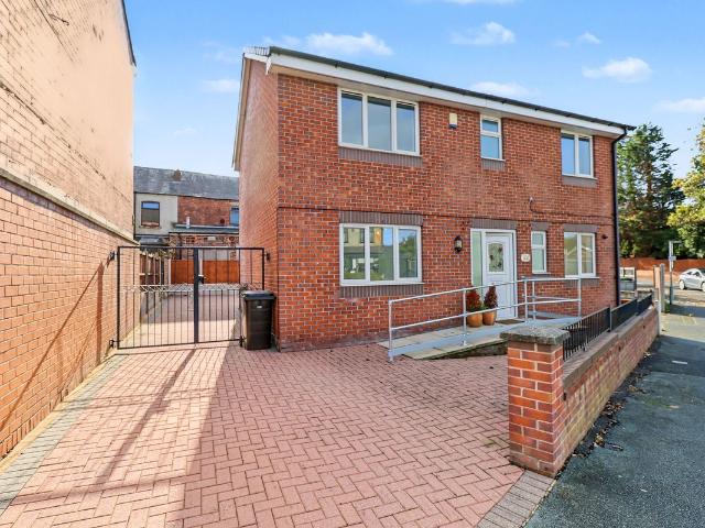 Bryn Road South, Ashton In Makerfield WN4, 4 bed detached house to rent, £1,300 pcm | PrimeLocation
