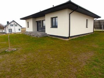 Dom parterowy z tarasem, panele fotowoltaiczne, 106,68 m2