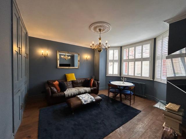Btful ‘Chic’ Victorian Flat Nr Beach…Avail August