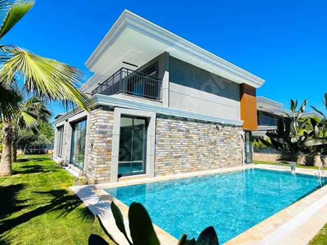 BU EV BAMBAŞKA ! Kuşadası'nda Özel Havuzlu 4+1 Lüks Villa