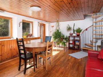 Bunte Villa mit Scheune und Gartenparadies
