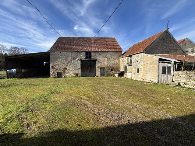 BUNCEY proche de CHATILLON SUR SEINE corps de ferme avec habitation et bâtiments sur 2400m2