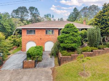 BUNDARRA MASTER BUILT DOUBLE BRICK RESIDENCE WITH TRADITIONAL COOL CLIMATE GARDENS