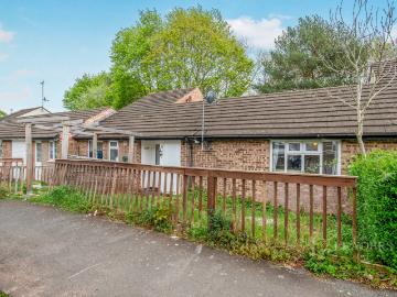 House for rent in Burhill - Garden