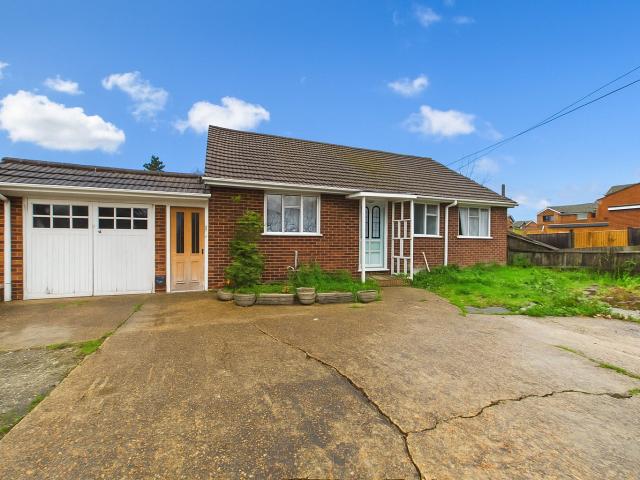 Bungalow to Rent in Wokingham Barkham Road WOL220051