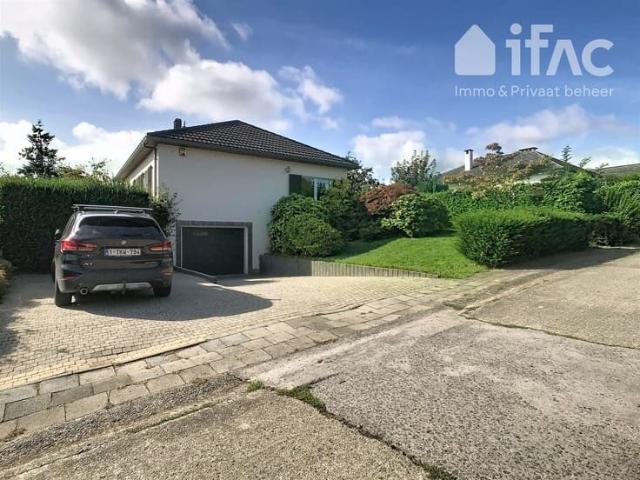 Bungalow with garage and garden