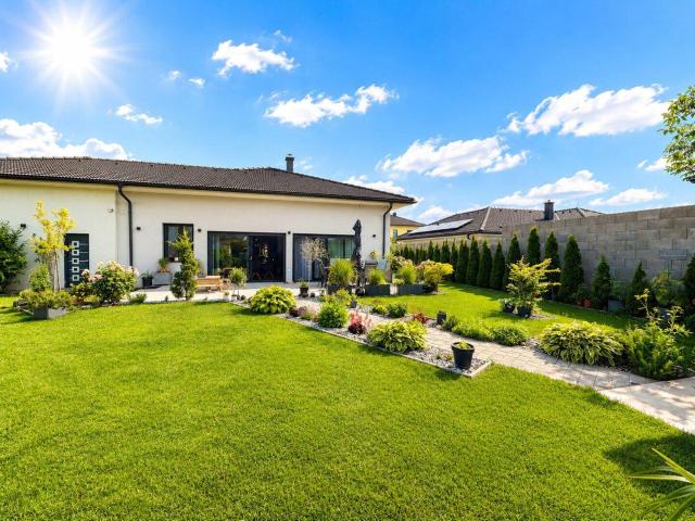 BUNGALOW WOHNTRAUM | BJ 2020 | ca. 133 m² NFL | 761 m² Grundstück | Garten | Luxusküche | Luftwärmepumpe | Doppelgarage