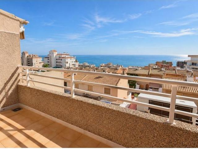 Bungalow adosado de tres plantas con vistas al mar