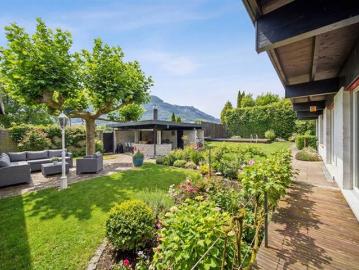 BUNGALOW ÄHNLICHES WOHNHAUS MIT SEPARATEM GEWERBEBEREICH