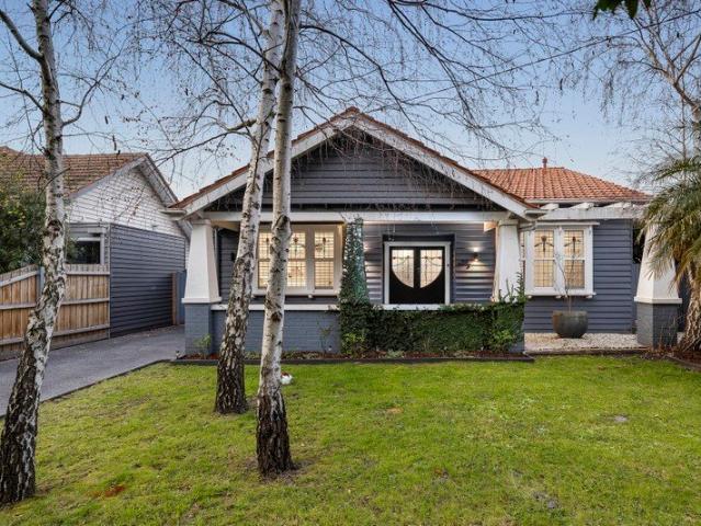 Bungalow Beauty in Expansive Northerly Gardens