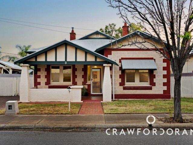Bungalow Charm, a Lawn with Plans, and a Hop to Cosmopolitan Queen Street