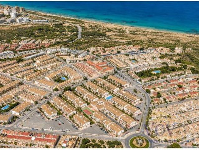 Bungalow en Gran Alacant, amplias terrazas y urbanización con piscina