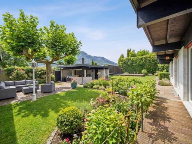 BUNGALOW ÄHNLICHES WOHNHAUS MIT SEPARATEM GEWERBEBEREICH